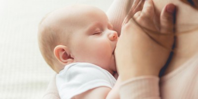 Скільки годувати дитину грудьми